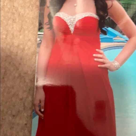 Red Faviana gown size 0. Orig pr $330 - Picture 3 of 8
